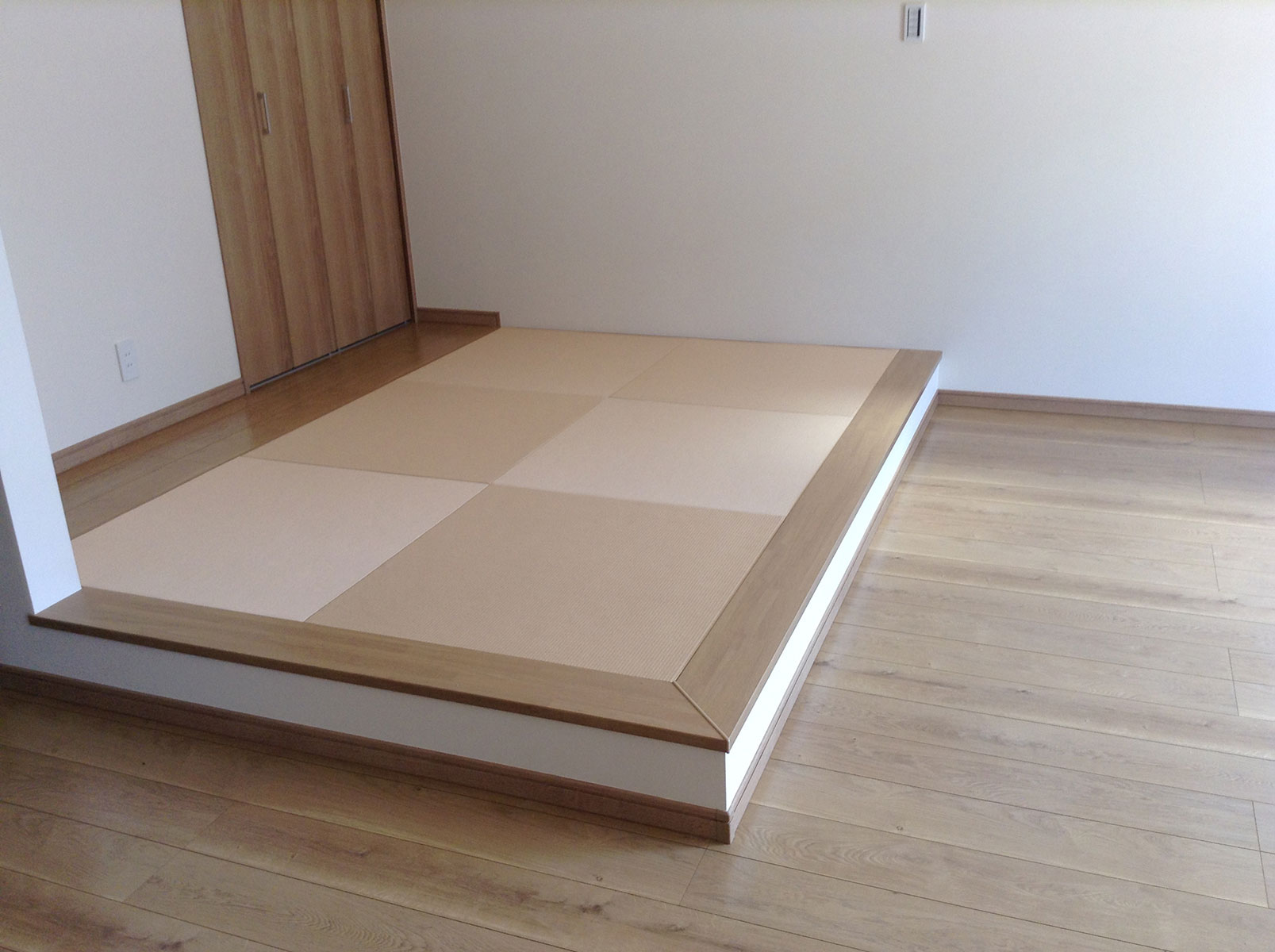 raised tatami-floored seating area